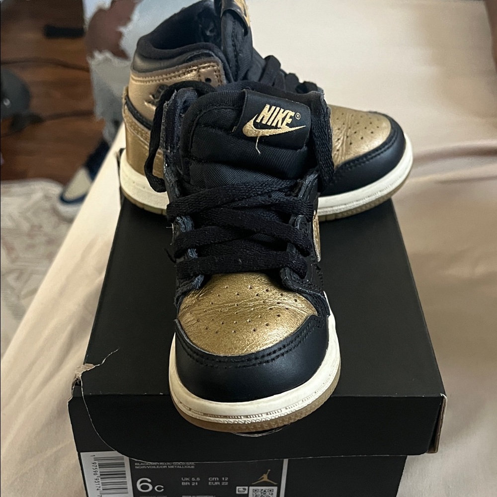 Nike Kids Black and Gold Sneakers
